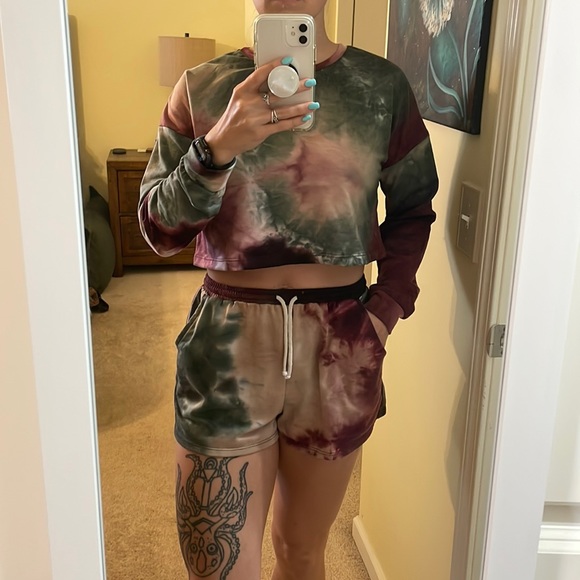 Dippin’ Daisy’s Tie dye set ( long sleeve crop top and shorts ) - Picture 3 of 8